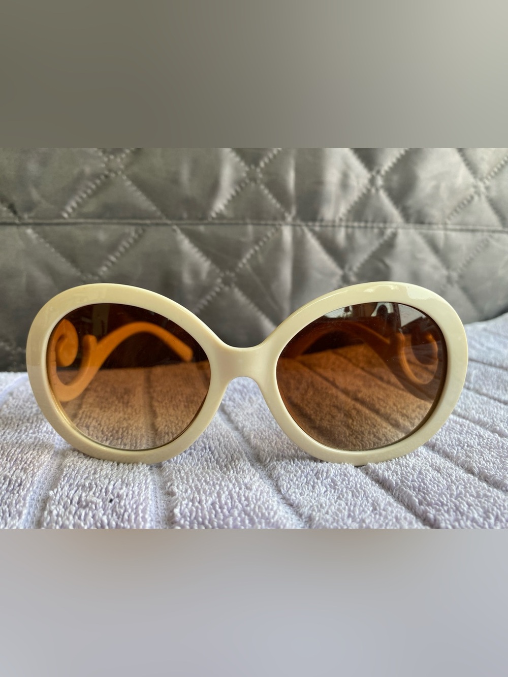 Vintage Style Minimal Baroque Swirl Round Sunglasses Cream White